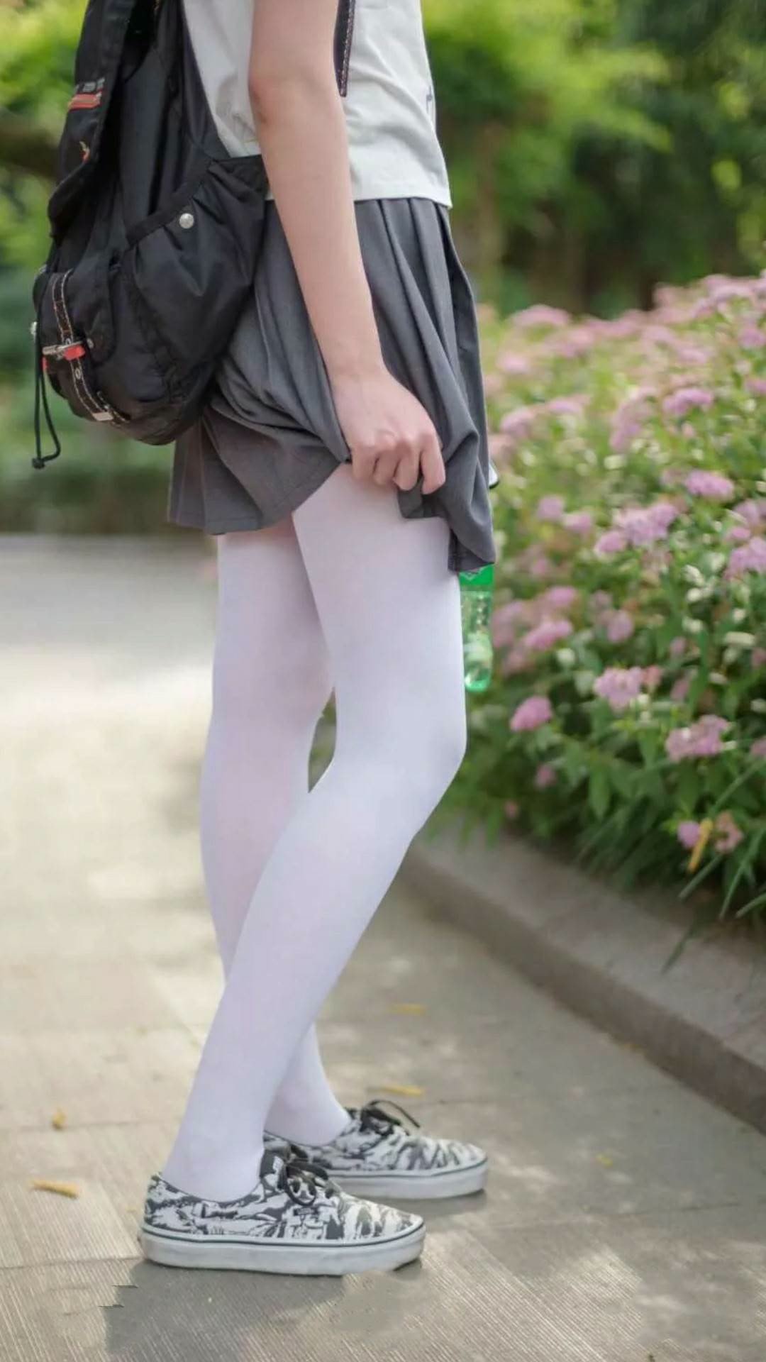 刺穿迷雾的犀角，艺术接管绿茵—谈唯一性的两种表达